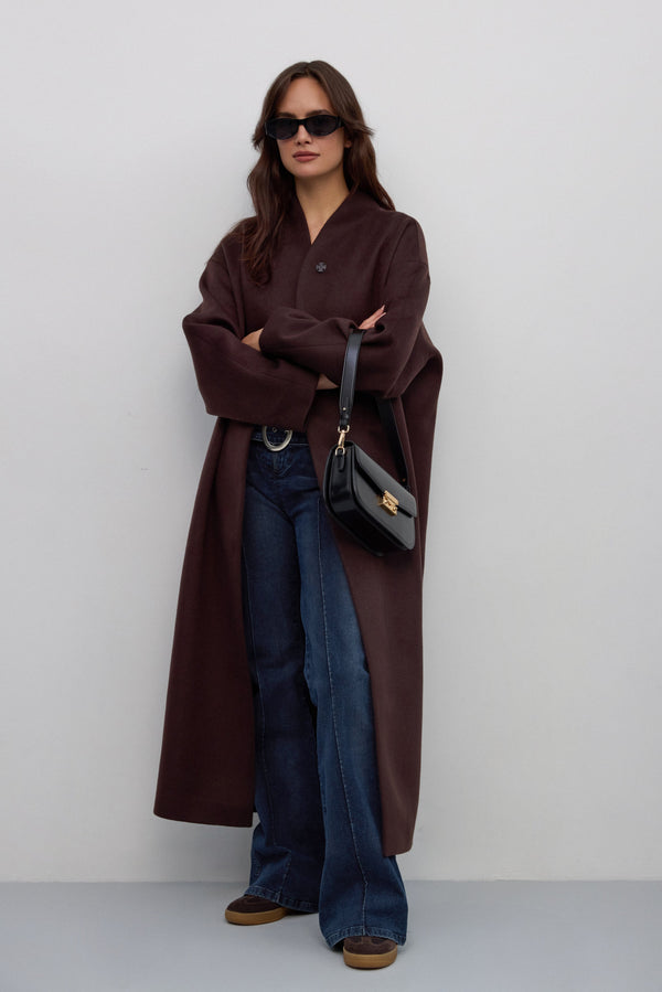 Long dark brown women’s coat made of wool and cashmere Estro.