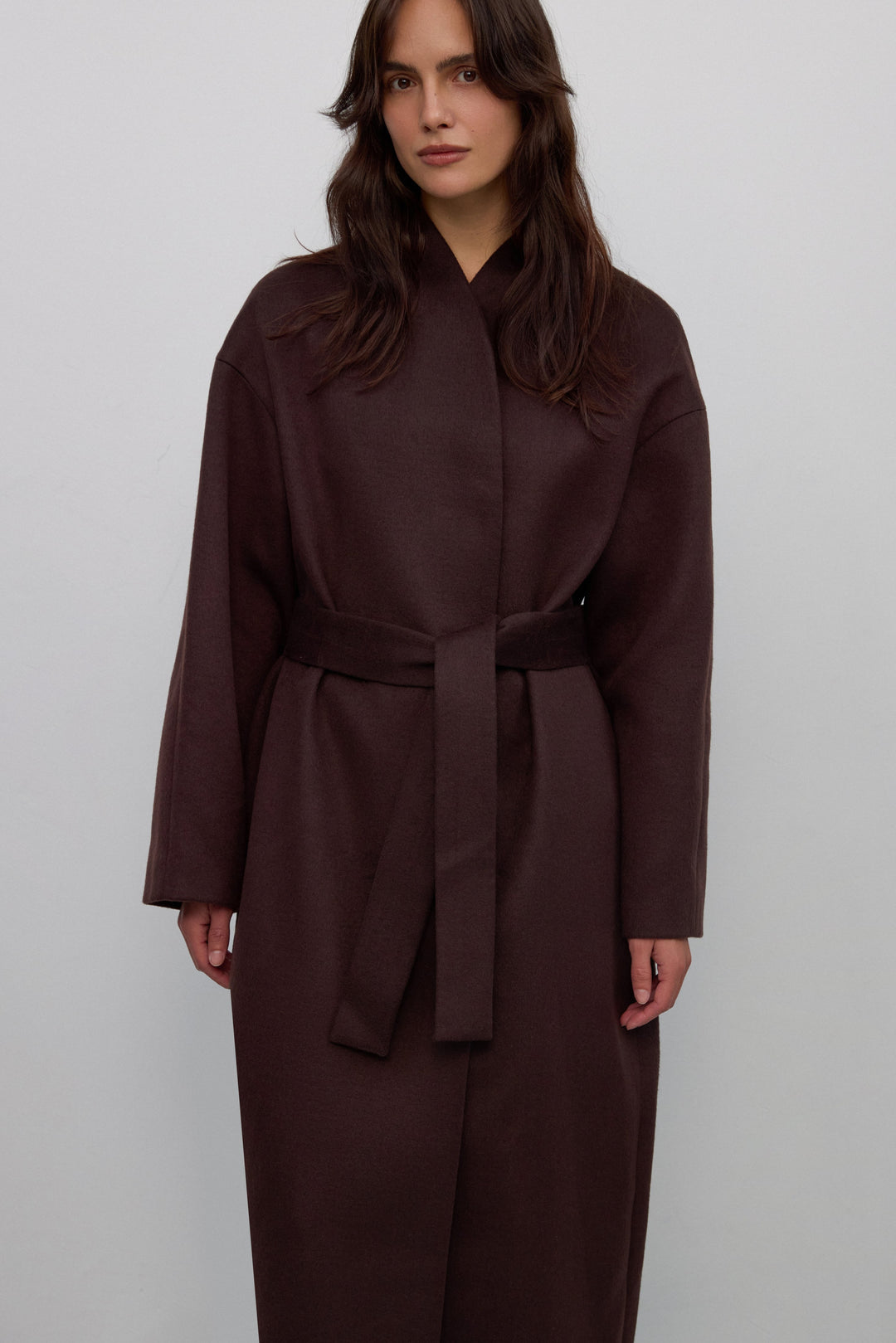 Made of camel wool and cashmere long dark brown women’s coat tied at the waist Estro ER00117932.