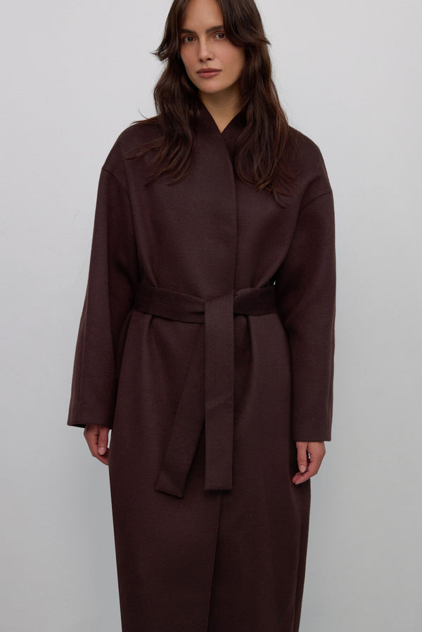 Made of camel wool and cashmere long dark brown women’s coat tied at the waist Estro ER00117932.
