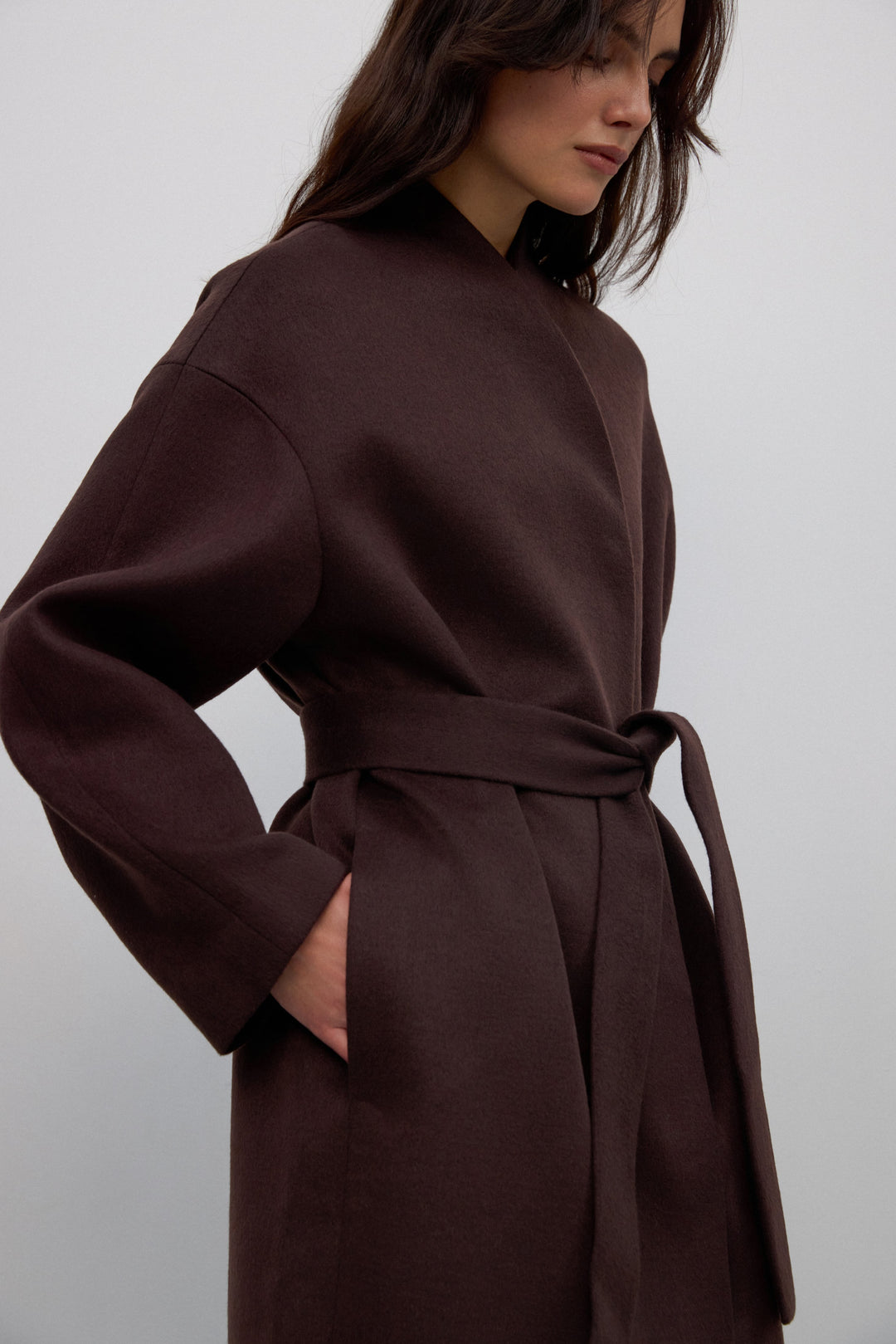 Dark brown long women’s coat Estro ER00117932 tied at the waist made of camel wool and cashmere.