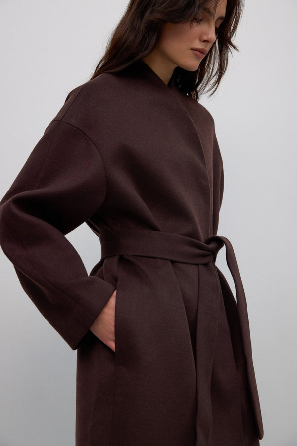 Dark brown long women’s coat Estro ER00117932 tied at the waist made of camel wool and cashmere.