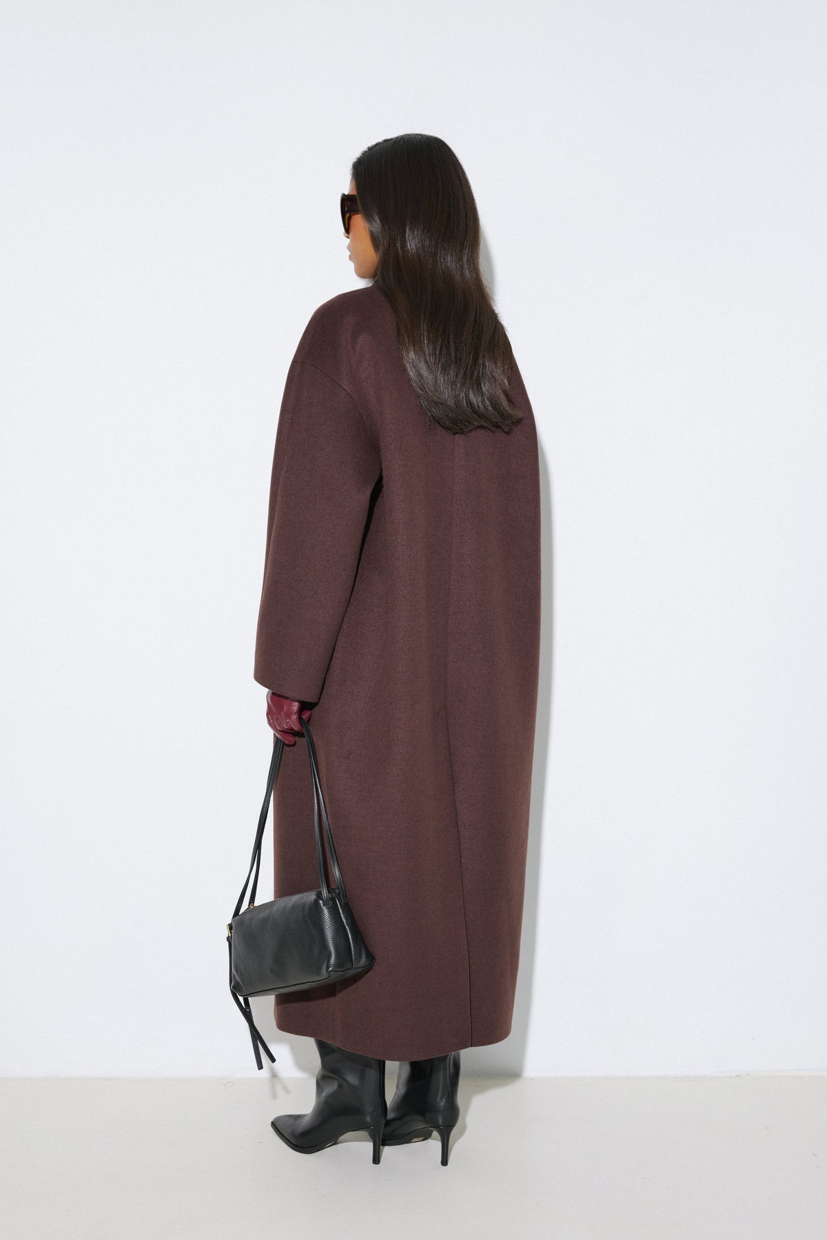 Dark brown mid-calf coat Estro – back view of the model.