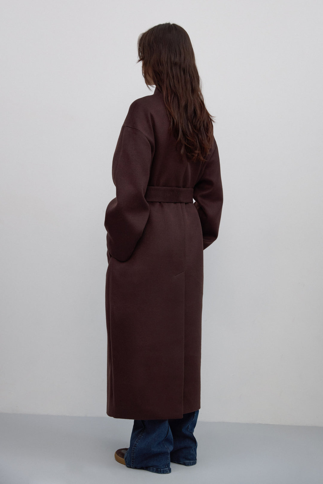 Dark brown mid-calf coat Estro – back view of the model.