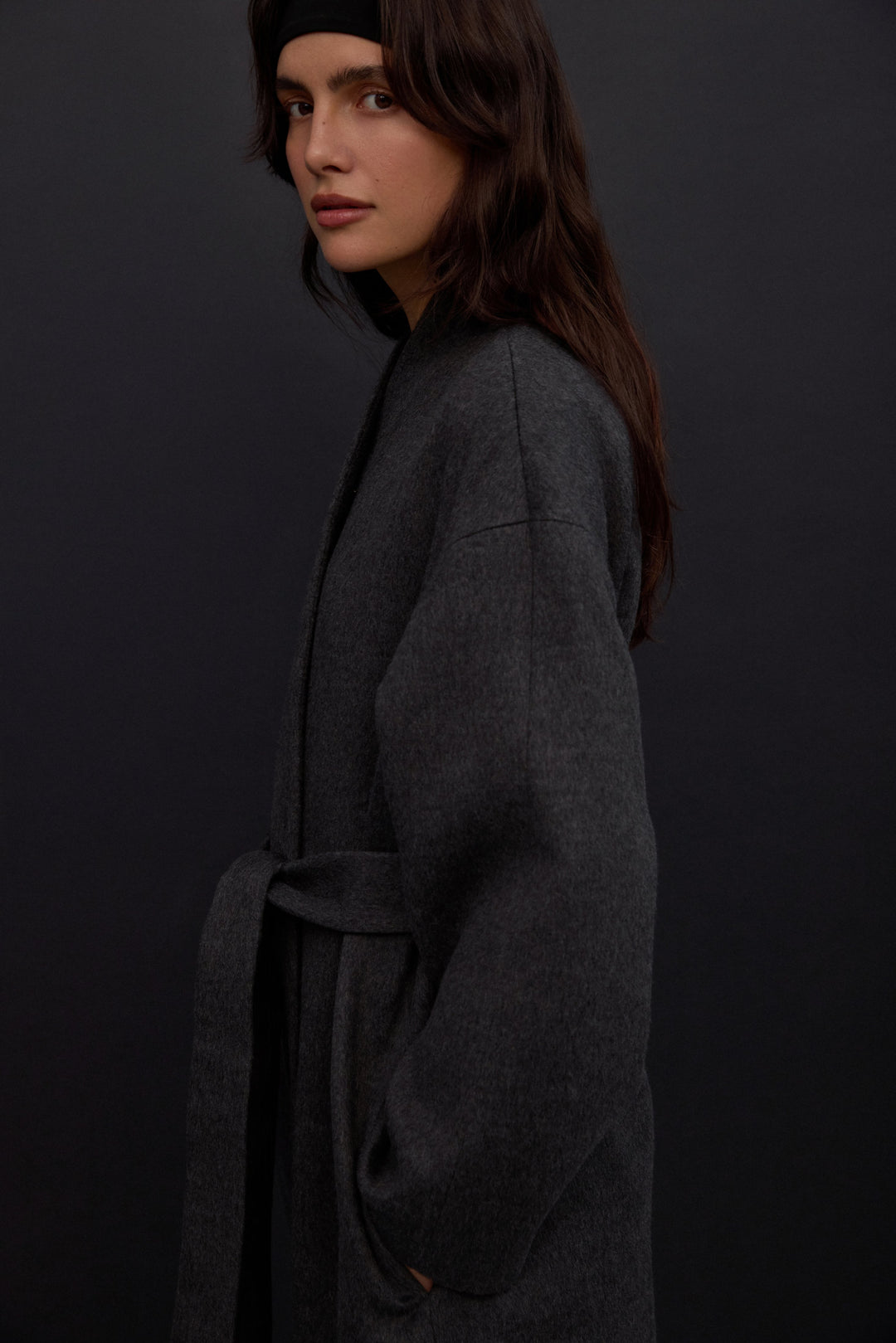 Estro ER00117913 - long dark grey women’s coat with waist tie, crafted from camel wool and cashmere.