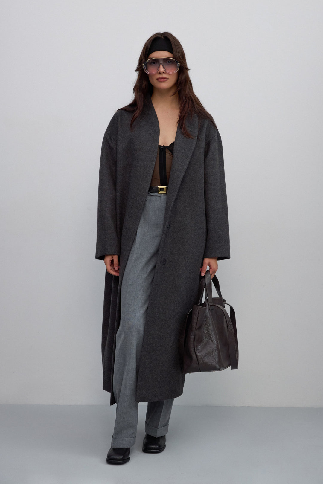 Long dark grey women’s coat with waist tie made of camel wool and cashmere Estro ER00117913.