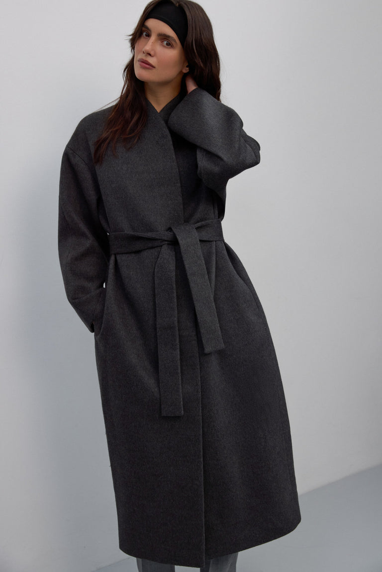 Women’s long dark grey coat with waist tie made of camel wool and cashmere Estro ER00117913.