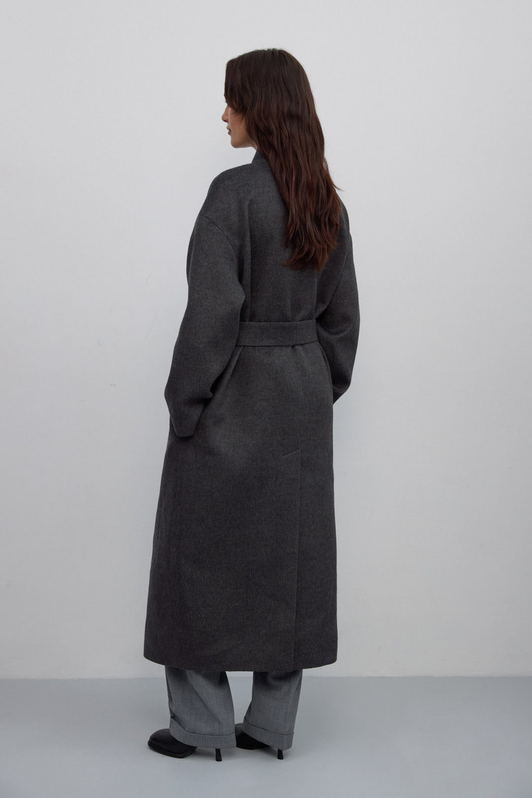 Long dark grey women’s coat with waist tie made of camel wool and cashmere Estro ER00117913.