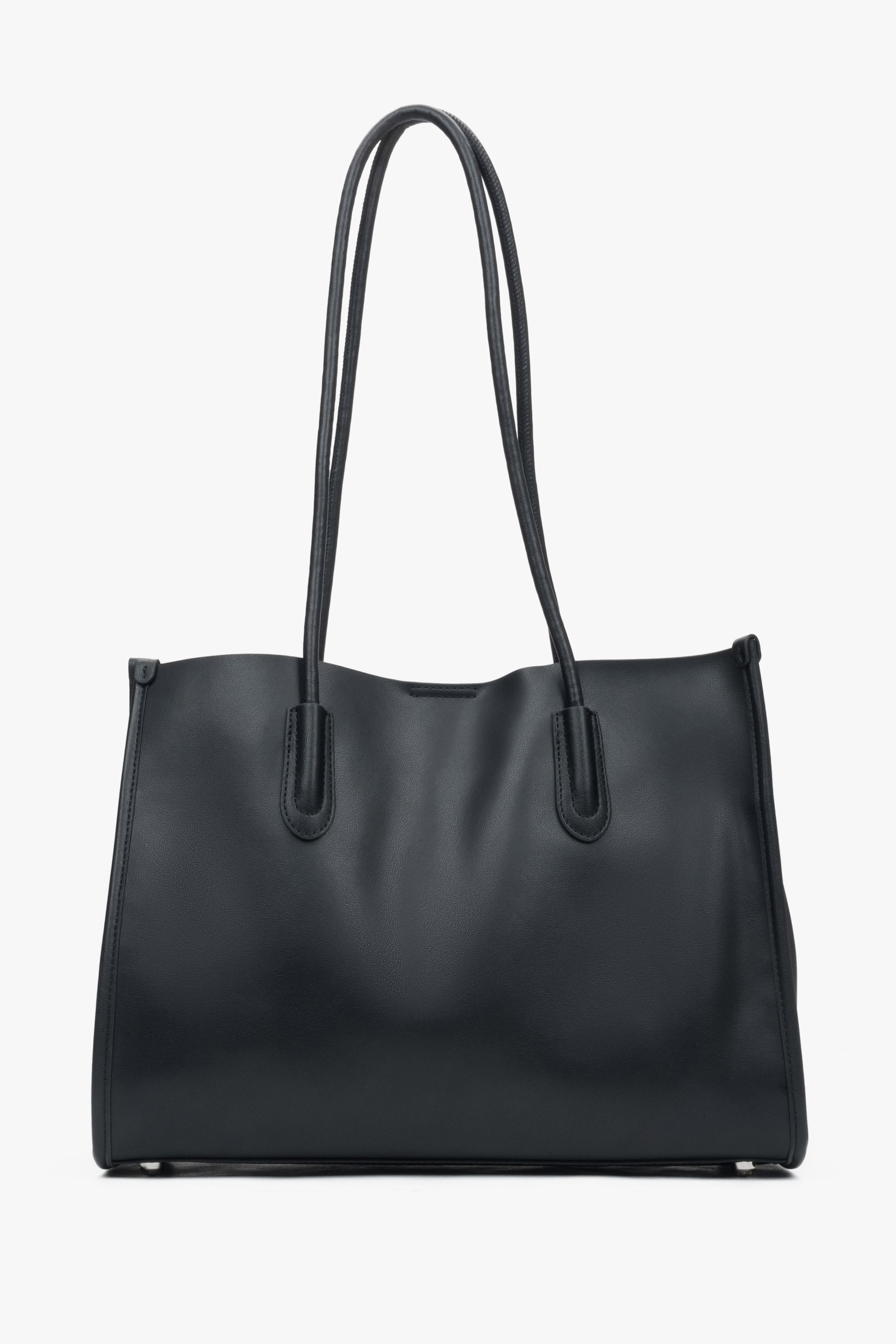 Spacious black women's shopper bag by Estro, crafted from high-quality genuine leather and equipped with long handles.