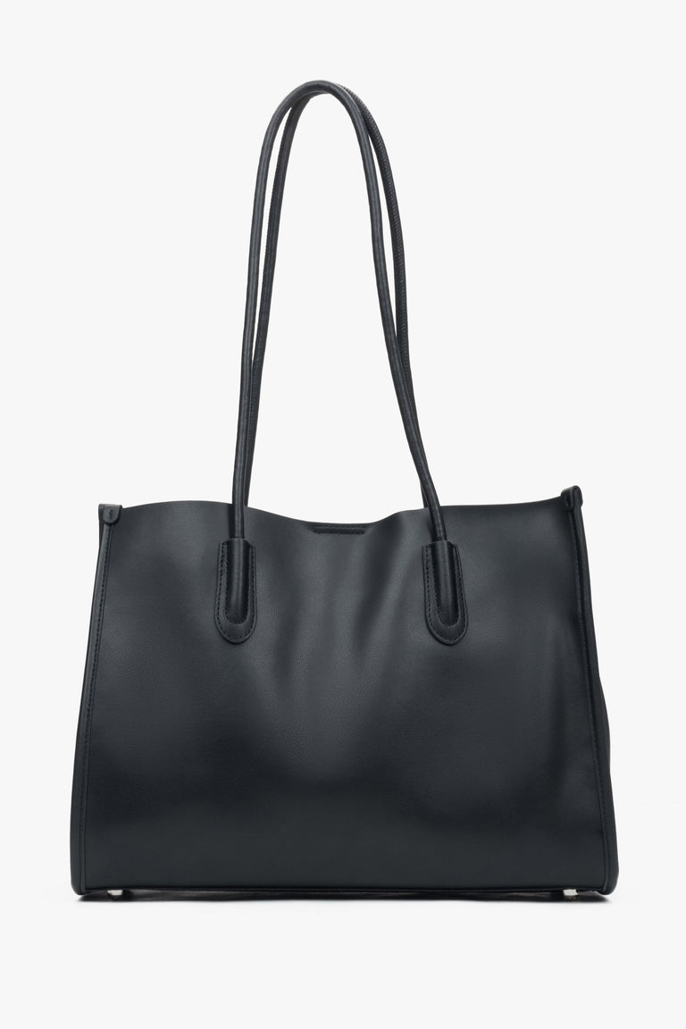 Spacious black women's shopper bag by Estro, crafted from high-quality genuine leather and equipped with long handles.