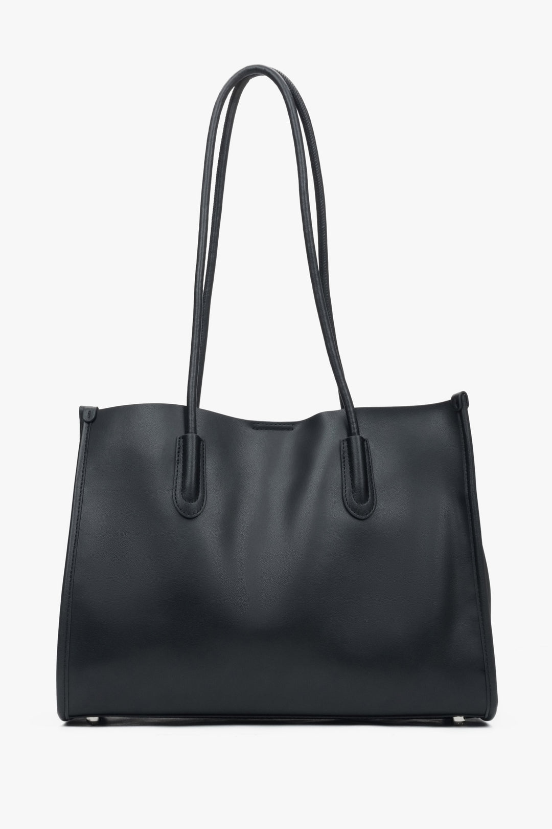 Spacious black women's shopper bag by Estro, crafted from high-quality genuine leather and equipped with long handles.