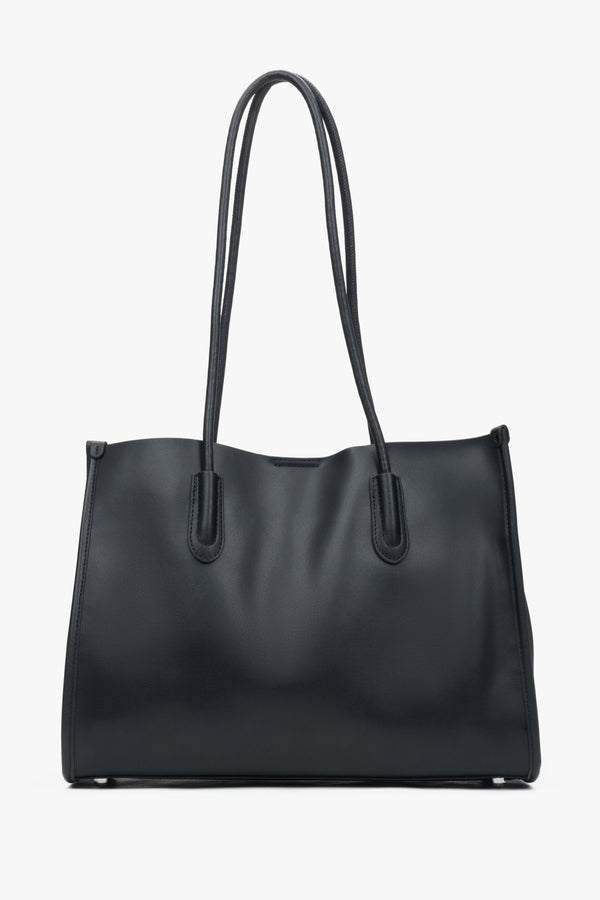 Spacious black women's shopper bag by Estro, crafted from high-quality genuine leather and equipped with long handles.