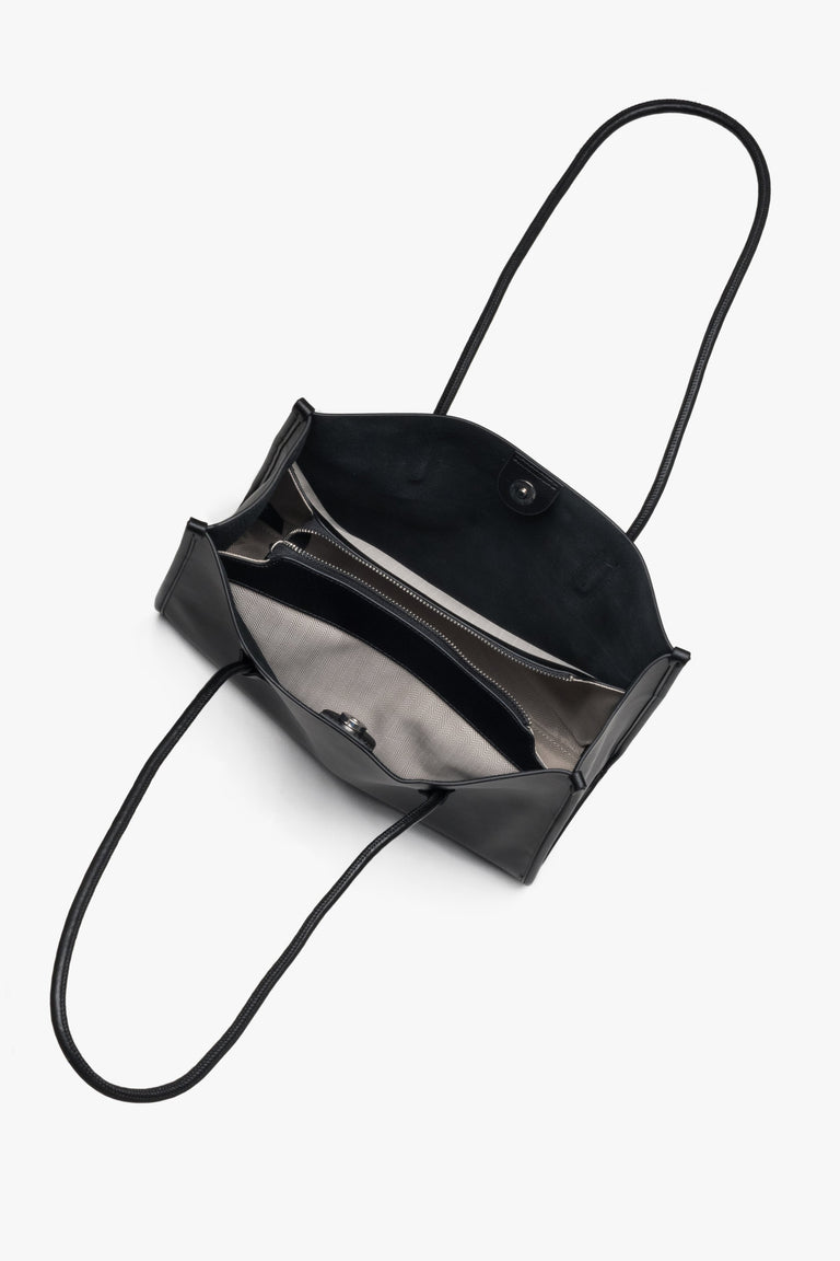 Timeless black women's shopper bag by Estro with long handles, made of genuine leather.