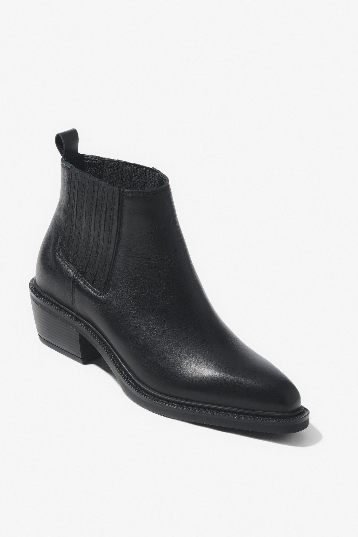 Elegant and durable women's low black cowboy boots made of premium Italian leather, Estro ER00118075.