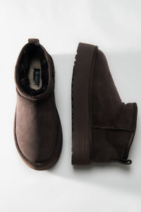 Women's Low Dark Brown Snow Boots made of Genuine Velour with a Fur Lining Estro.