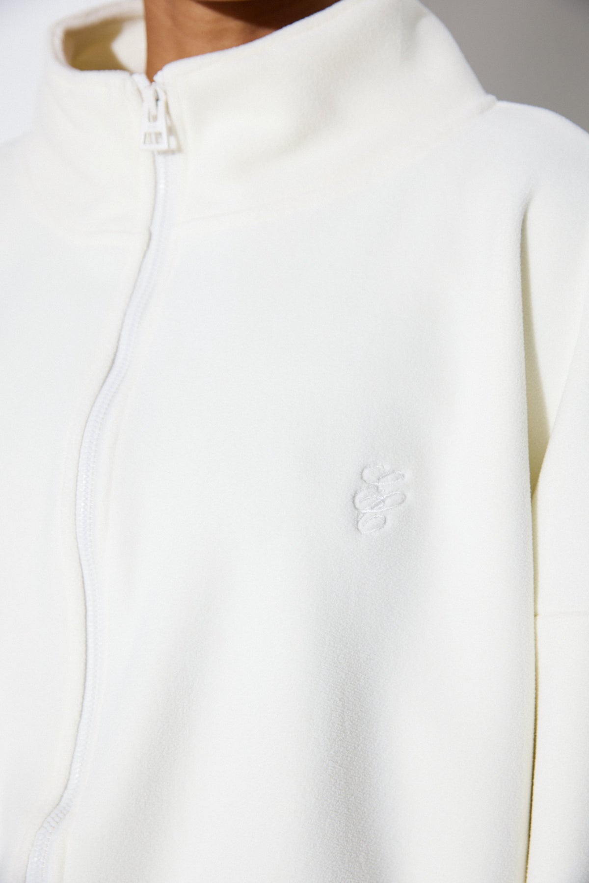 Estro - women's milk white fleece tracksuit set.