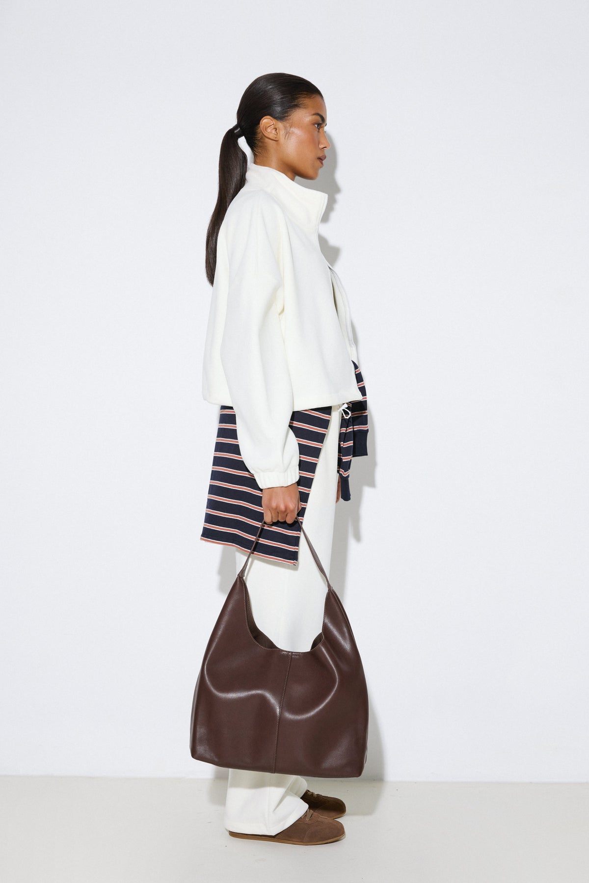 Milk white fleece lounge set featuring hoodie and matching sweatpants, Estro.