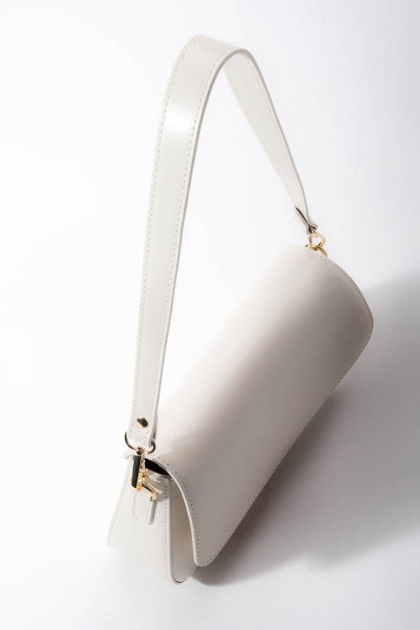 Made of premium natural Italian leather, a handy milk-beige shoulder bag by Estro.