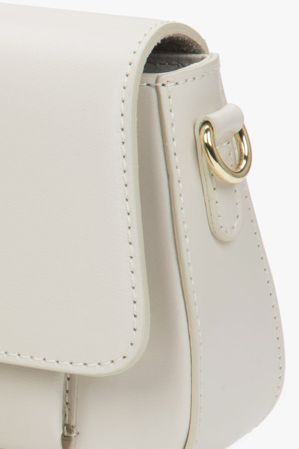 Handy milk-beige shoulder bag made of premium natural Italian leather.