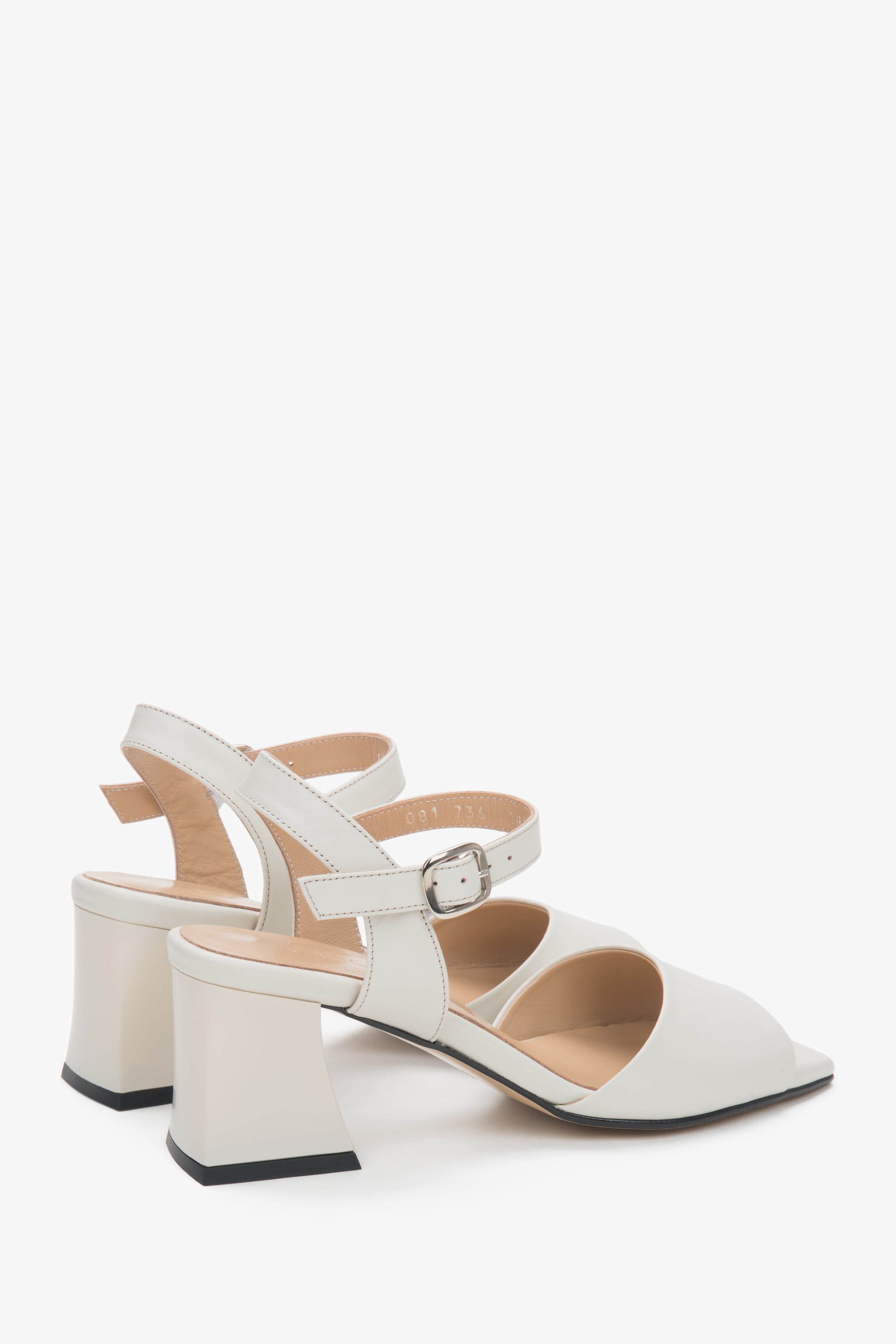 Milk-beige Estro block-heel sandals made of natural leather with an adjustable buckle.
