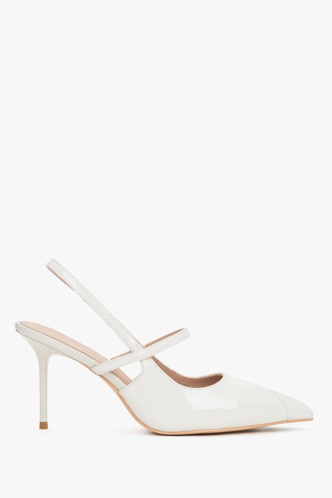 Elegant milky beige patent leather heels featuring a pointed toe and stabilizing strap.
