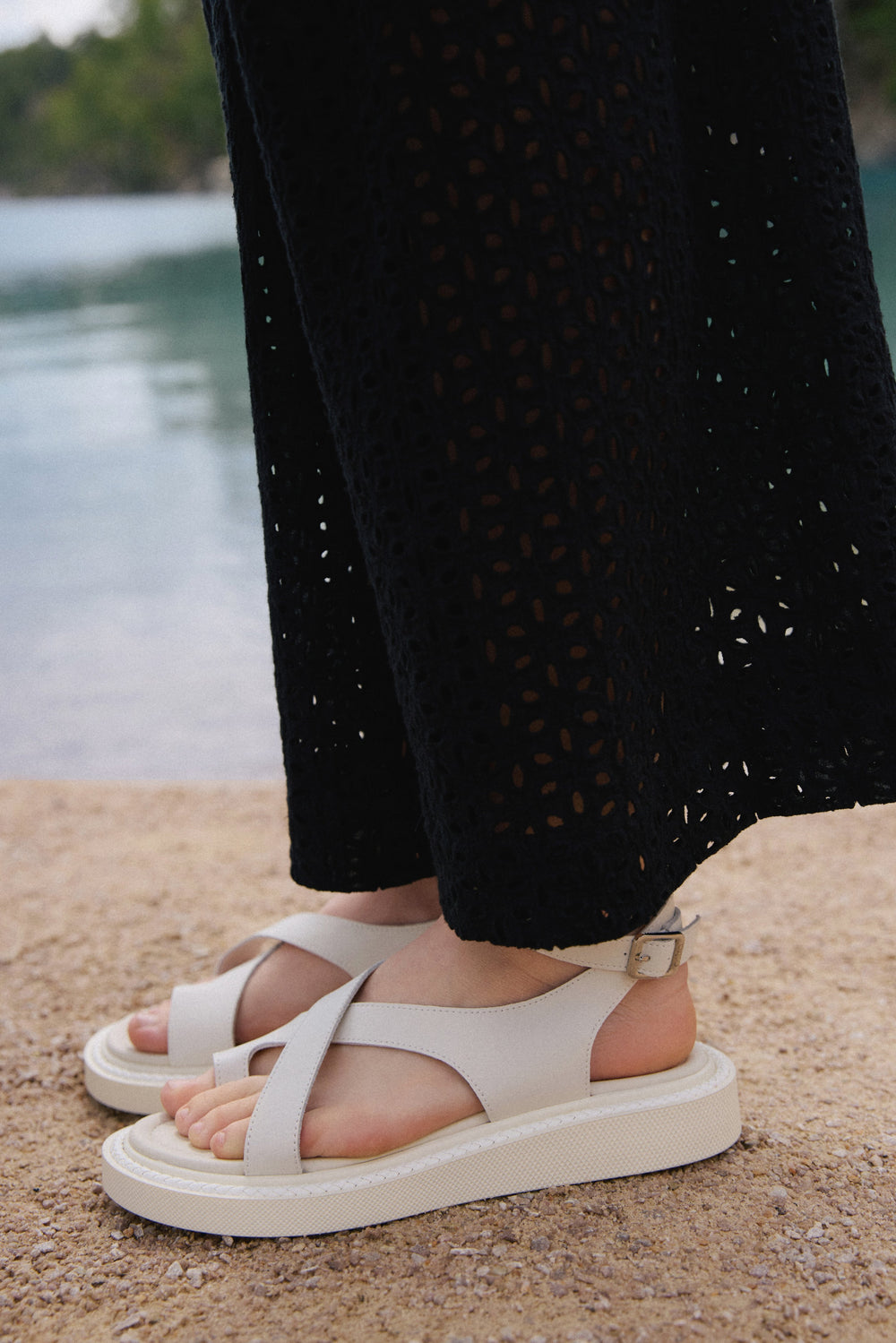 Women’s Milky White Casual Leather Sandals on a Thick Sole Estro ER00114749.