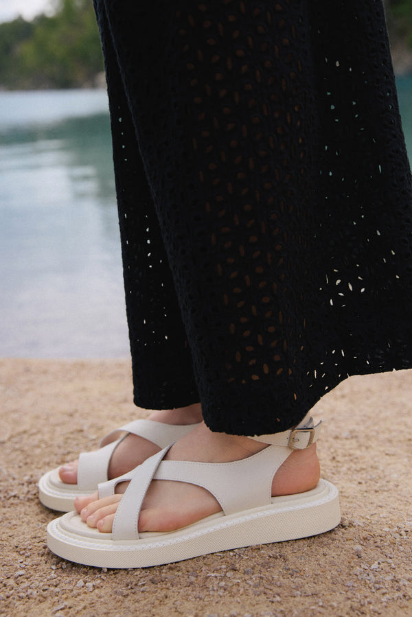 Women’s Milky White Casual Leather Sandals on a Thick Sole Estro ER00114749.