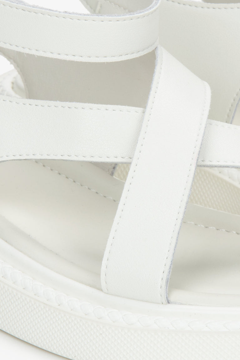 Milky white casual women’s sandals on a thick sole Estro – detail close-up.
