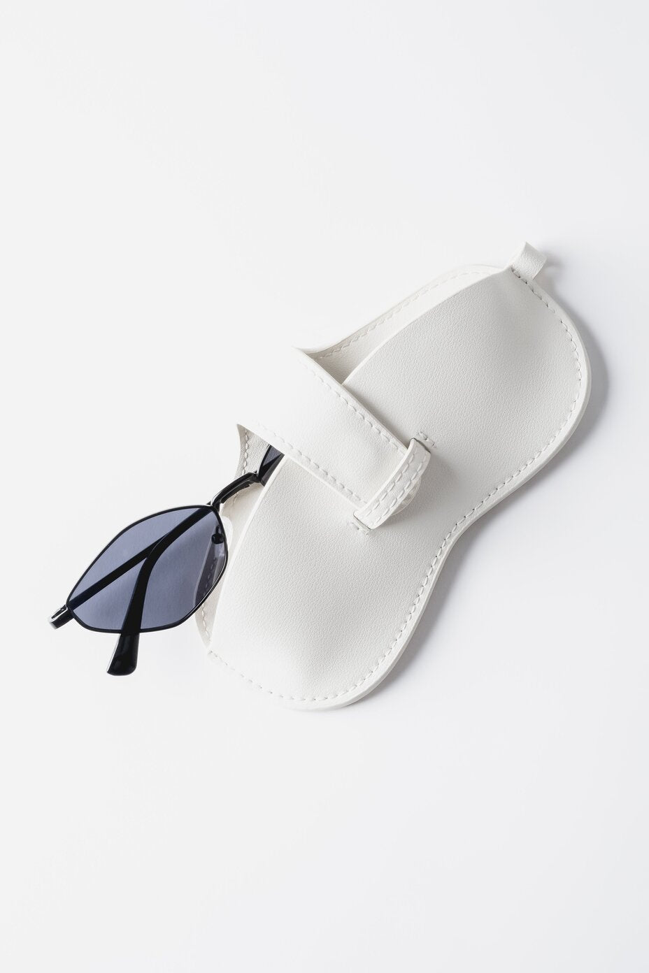 Milky white glasses case made of genuine leather from Estro.