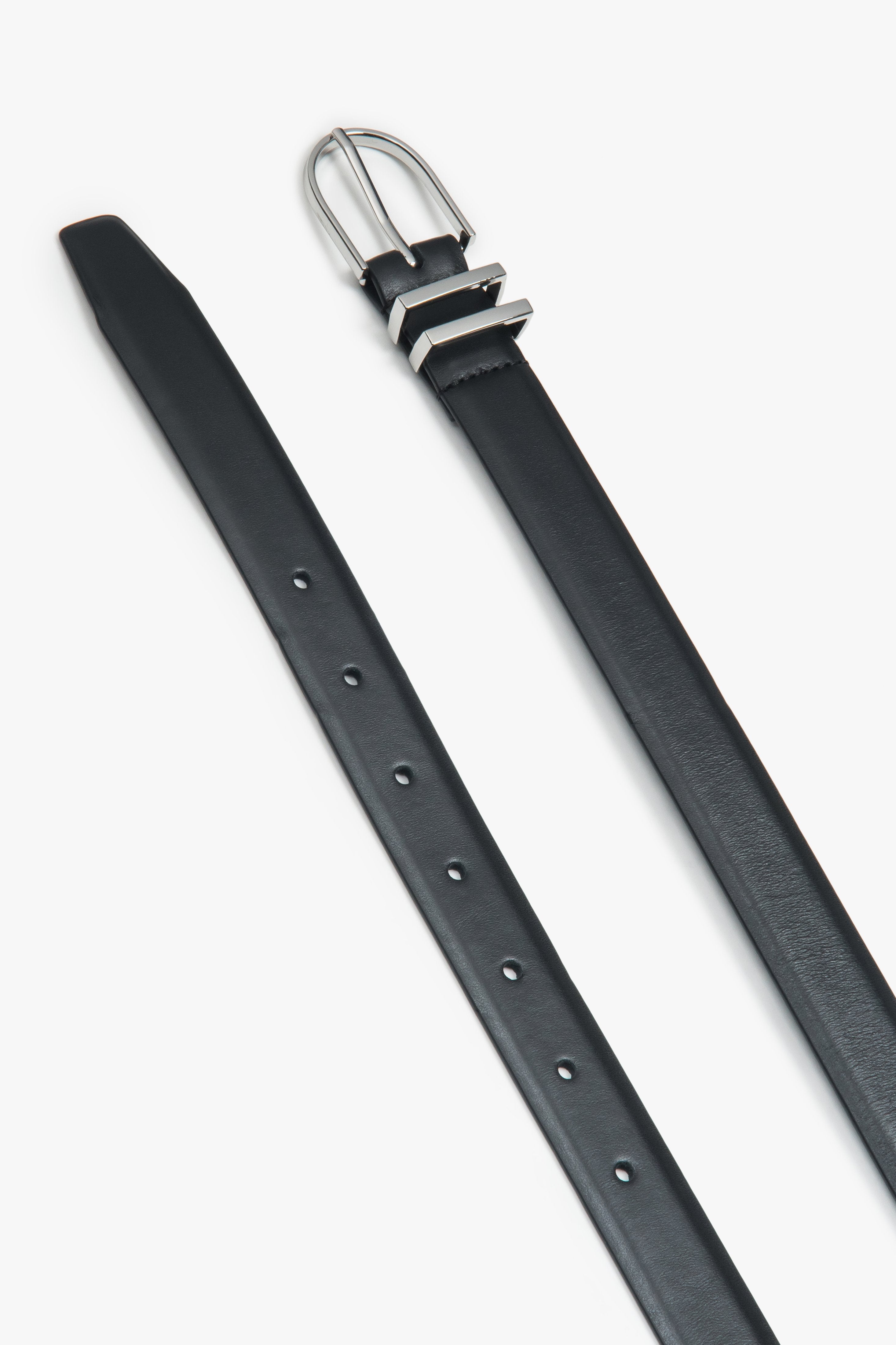 Women’s minimalist black belt made of genuine leather with silver-tone hardware by Estro.