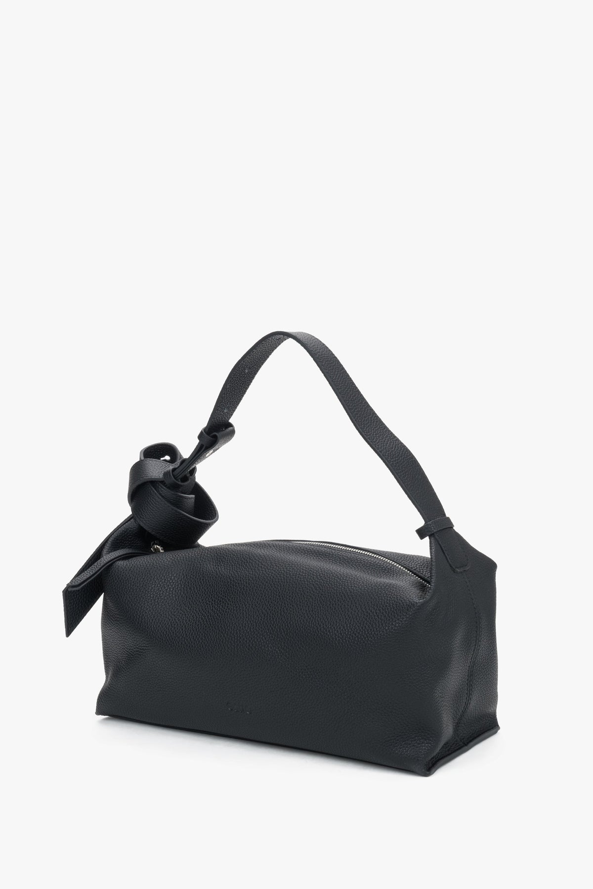 Women's black leather shoulder bag Estro - side profile view highlighting the clean, minimalist silhouette and structured shape.