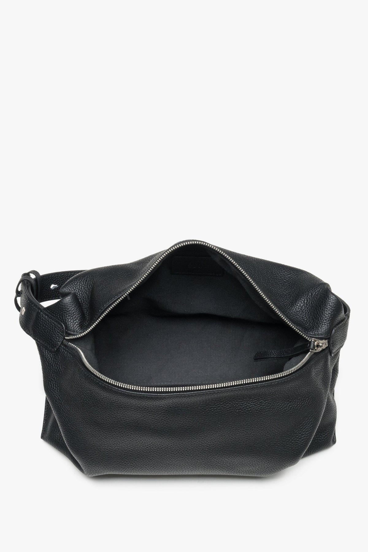 Minimalist black genuine leather shoulder bag featuring an elegant knotted strap detail, Estro.