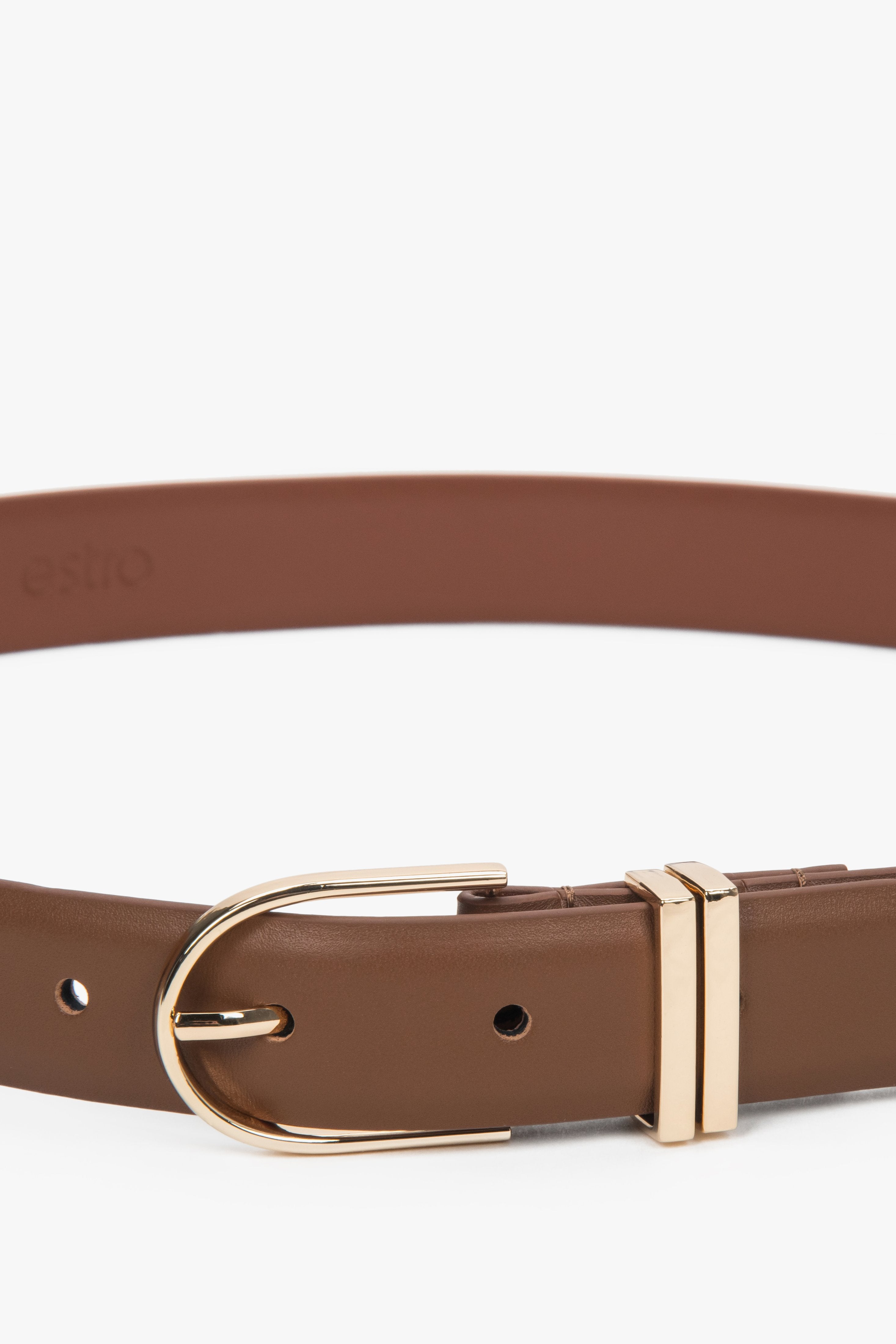 Women’s minimalist light brown belt made of genuine leather with gold-tone hardware by Estro.