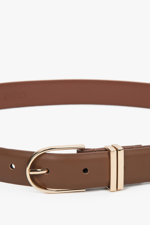 Women’s minimalist light brown belt made of genuine leather with gold-tone hardware by Estro.