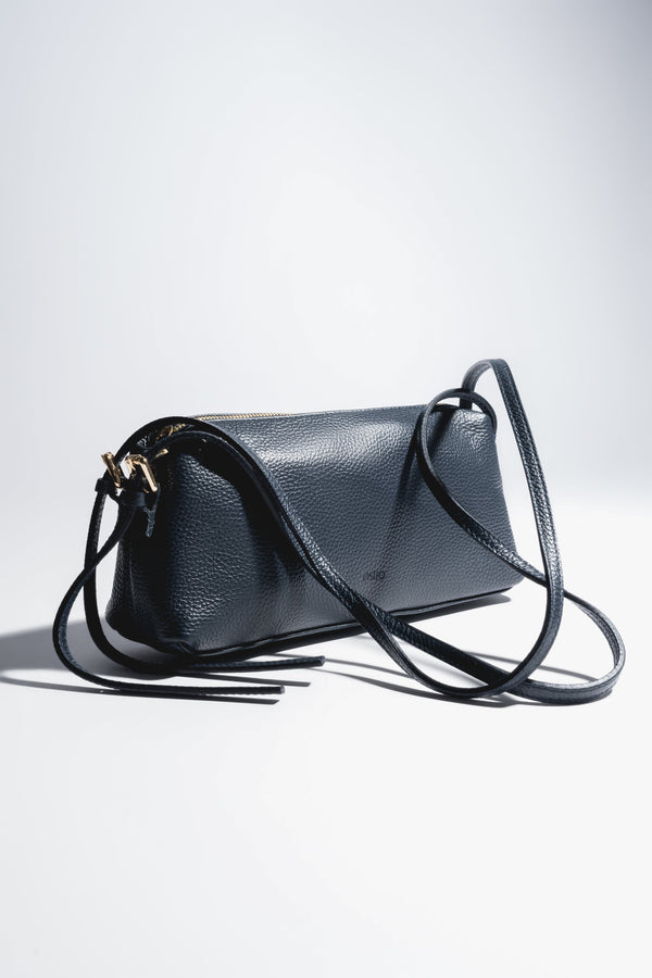 Women's Navy Blue Oblong Shoulder Bag made of Pebbled Italian Leather Estro ER00120580.