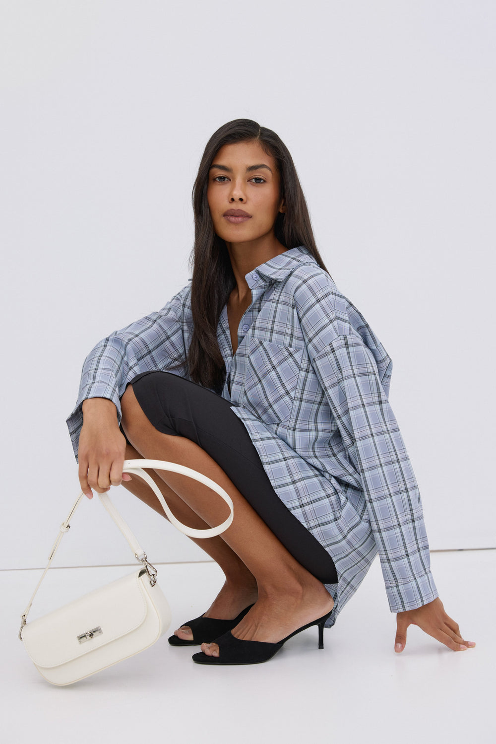 Women's oversized shirt, blue, checkered pattern, button-up design, Estro.