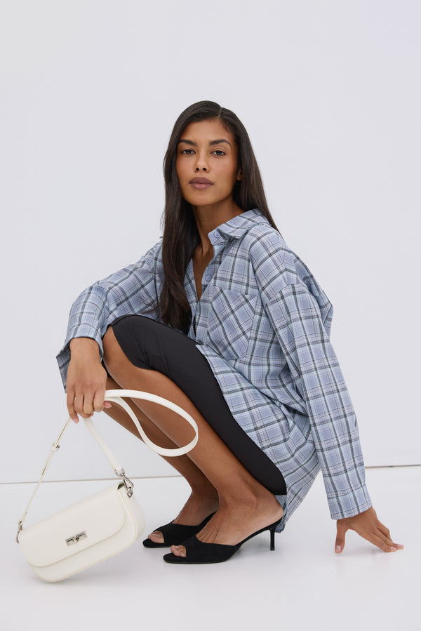Women's oversized shirt, blue, checkered pattern, button-up design, Estro.