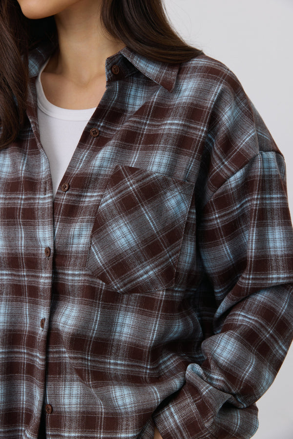 Women's oversized shirt, burgundy and blue, plaid pattern, button-up design, Estro.