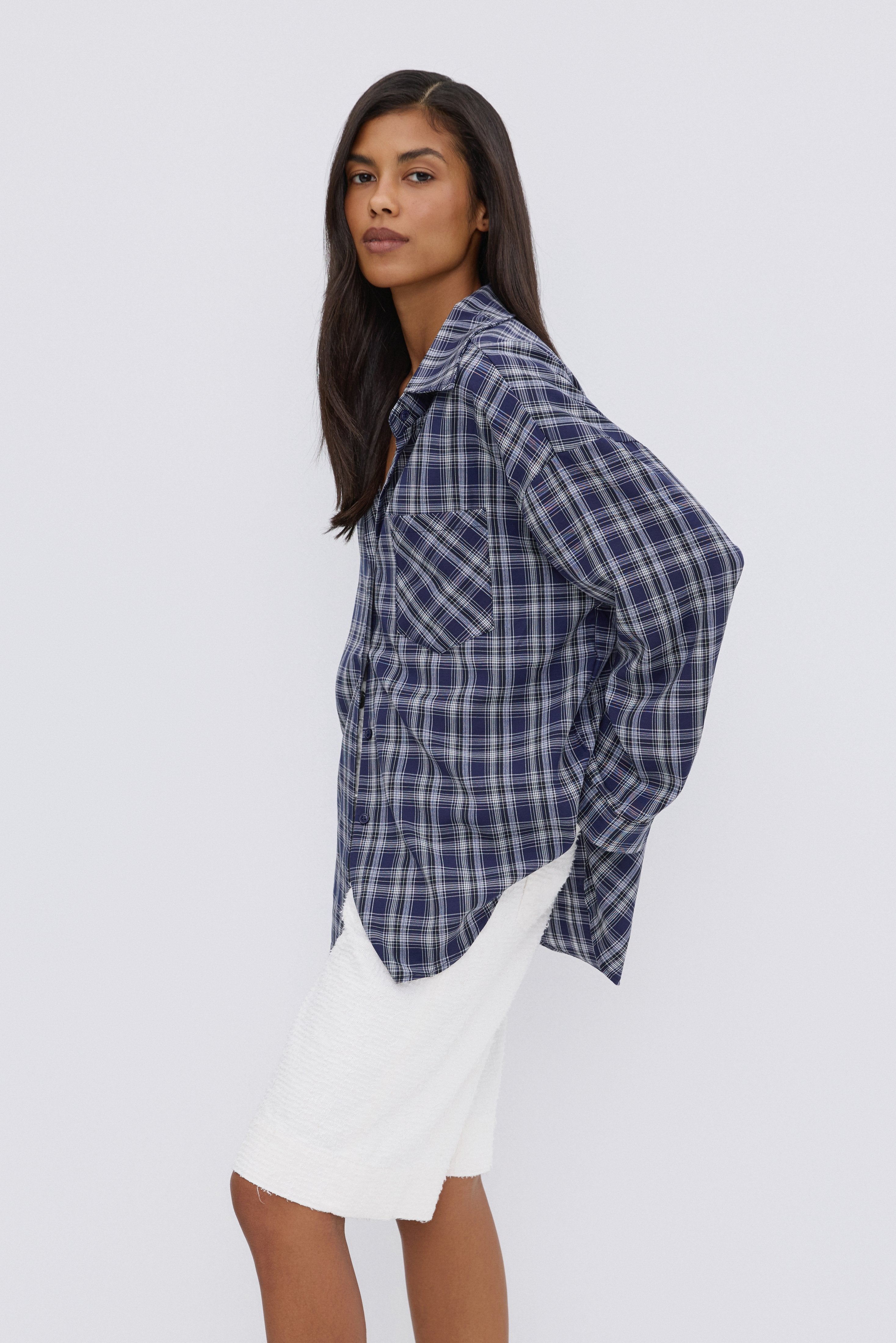 Women's oversized shirt, blue, plaid pattern, button-up design, Estro.