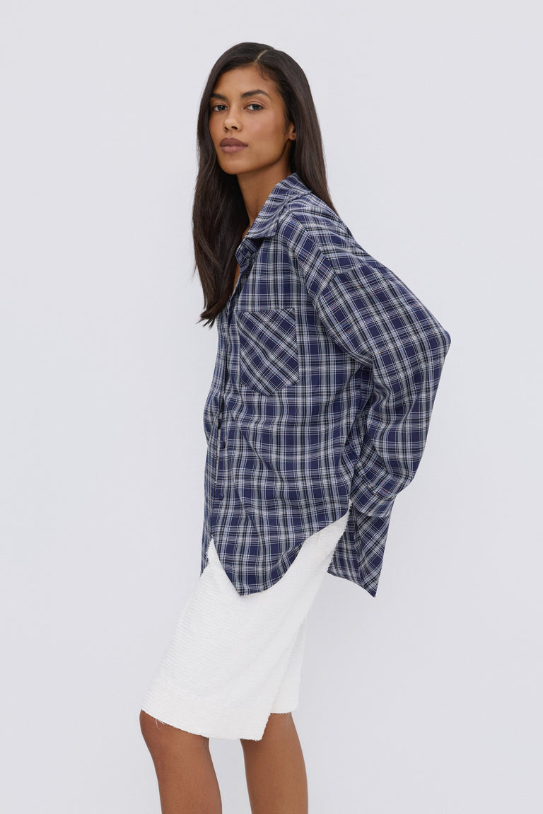 Women's oversized shirt, blue, plaid pattern, button-up design, Estro.