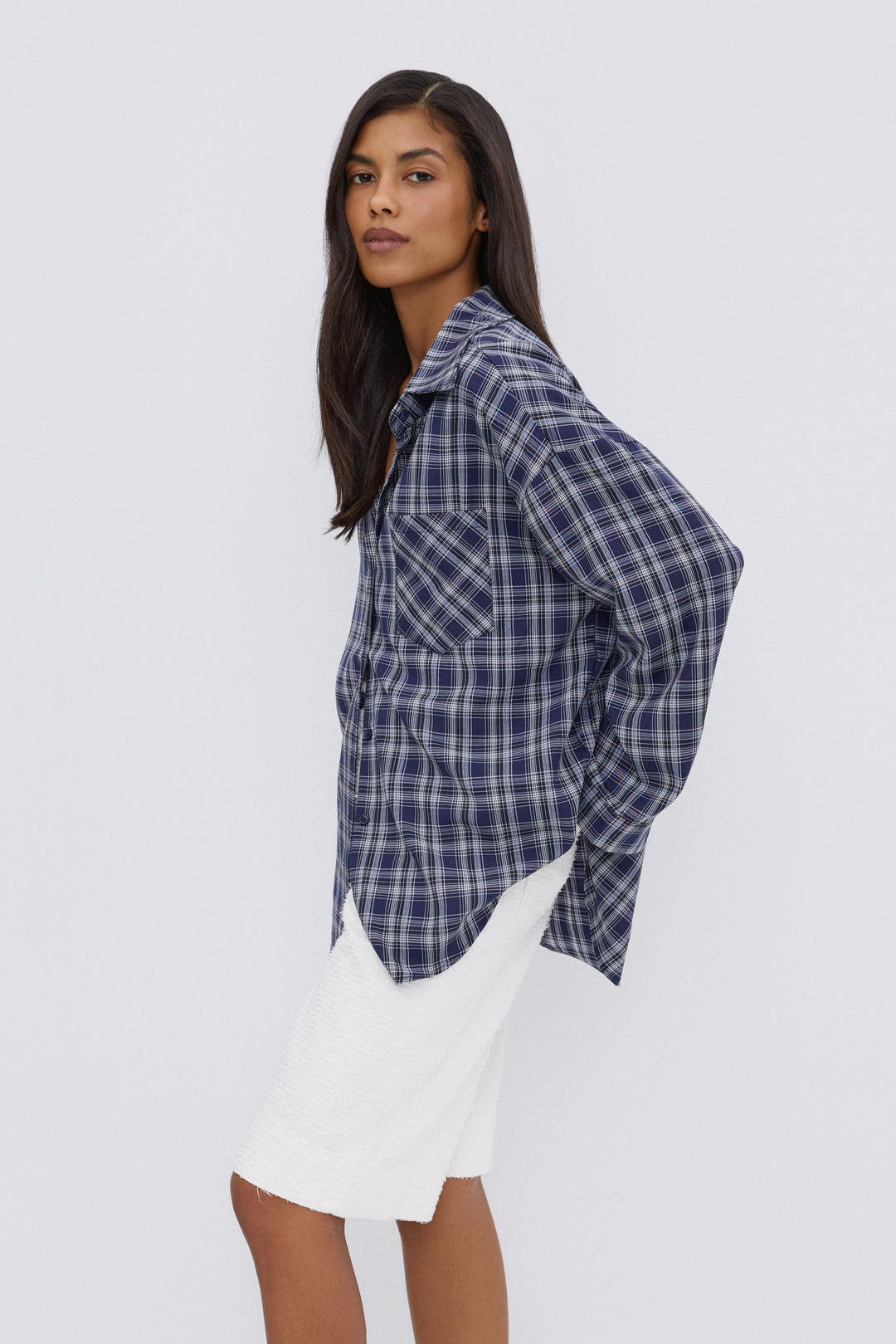 Women's oversized shirt, blue, plaid pattern, button-up design, Estro.
