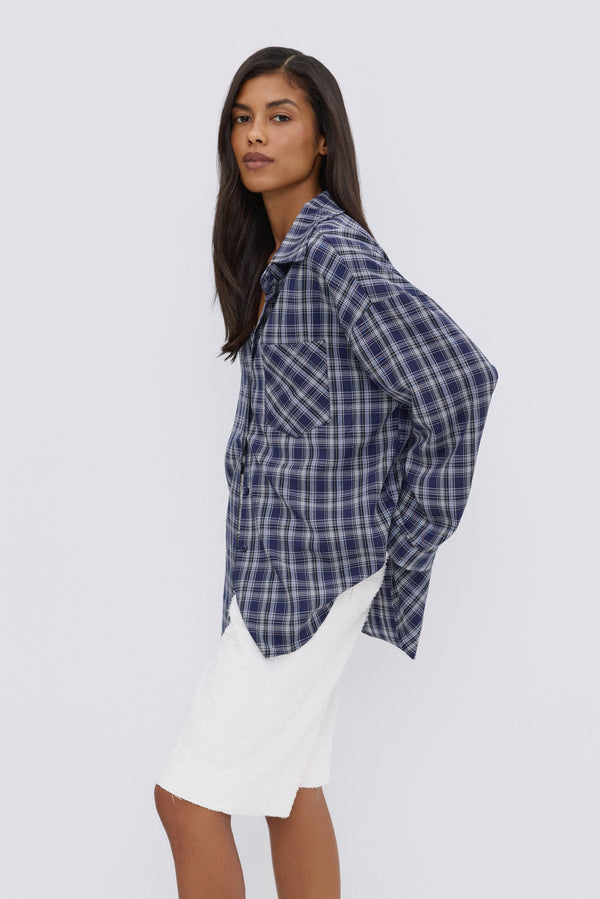 Women's oversized shirt, blue, plaid pattern, button-up design, Estro.