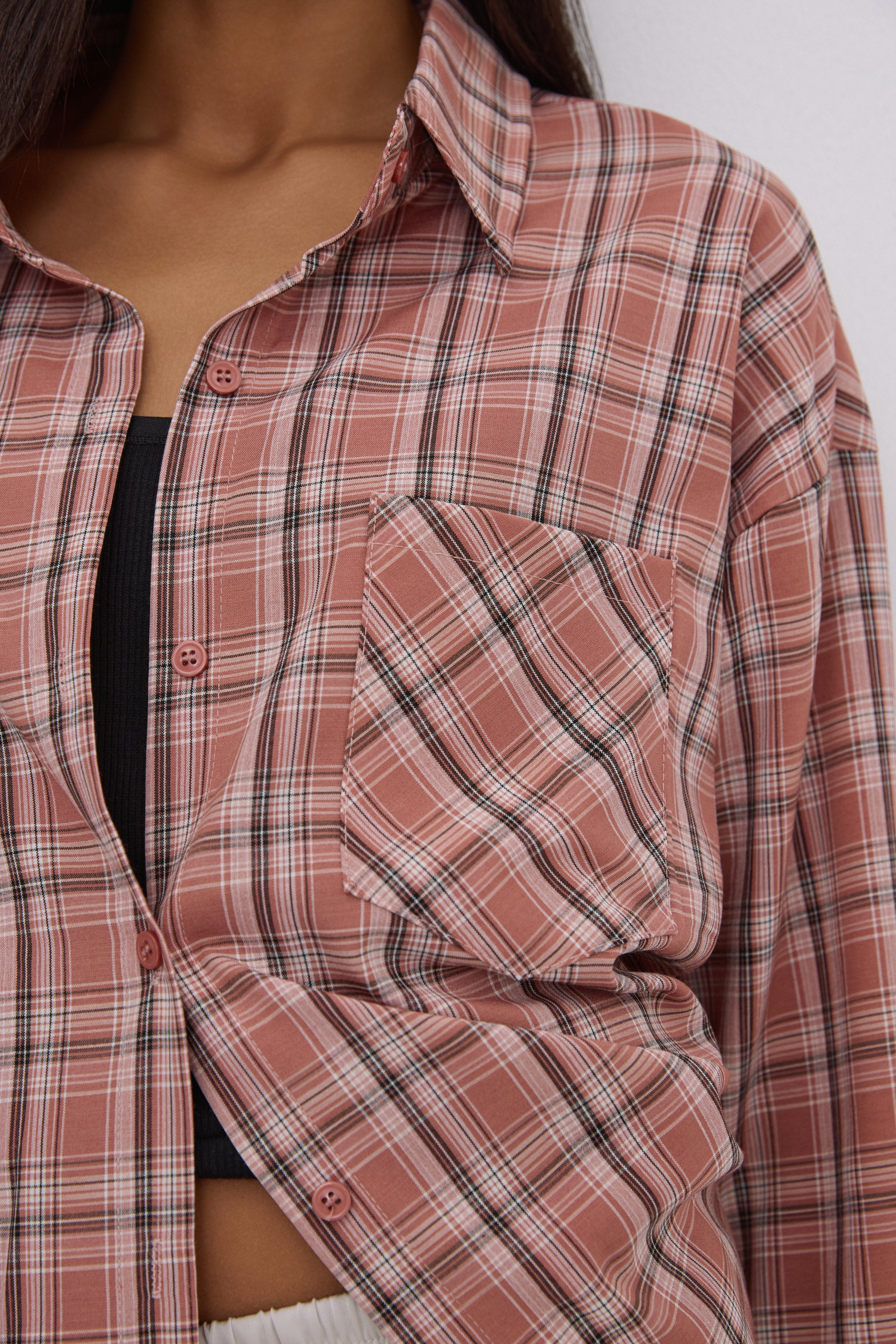Women's oversized shirt, pink, checkered pattern, button-up design, Estro.