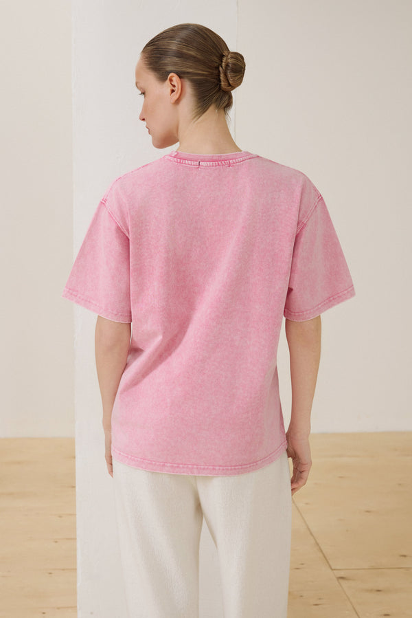 Back of women's pink washed-effect cotton T-shirt.