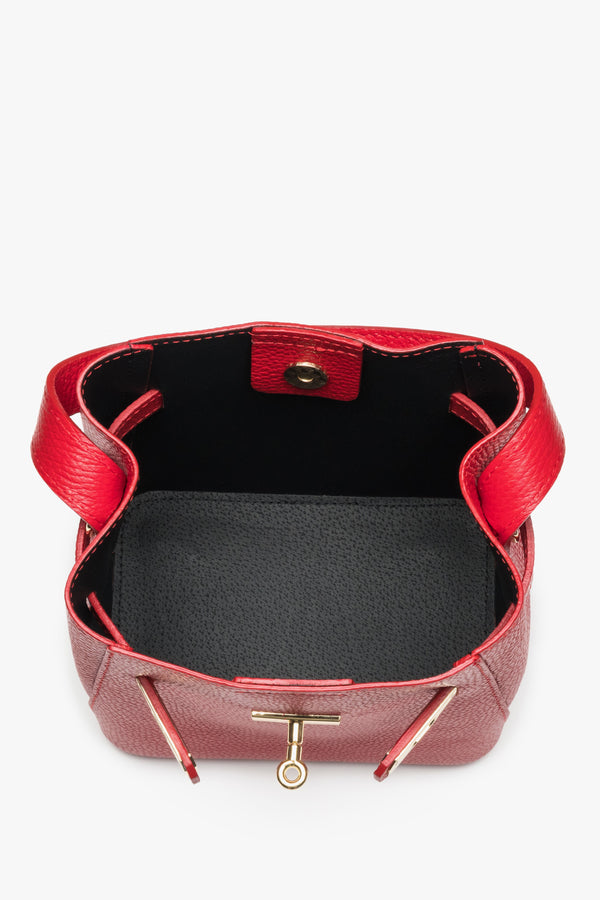 Elegant red satchel handbag made of premium Italian genuine leather.