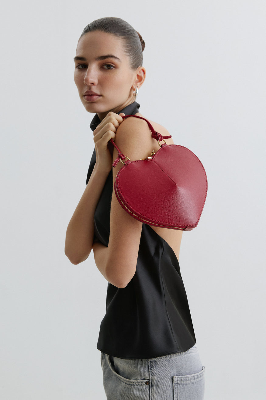 Estro women’s heart-shaped handbag in red leather.