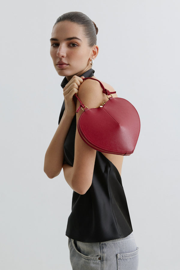 Estro women’s heart-shaped handbag in red leather.