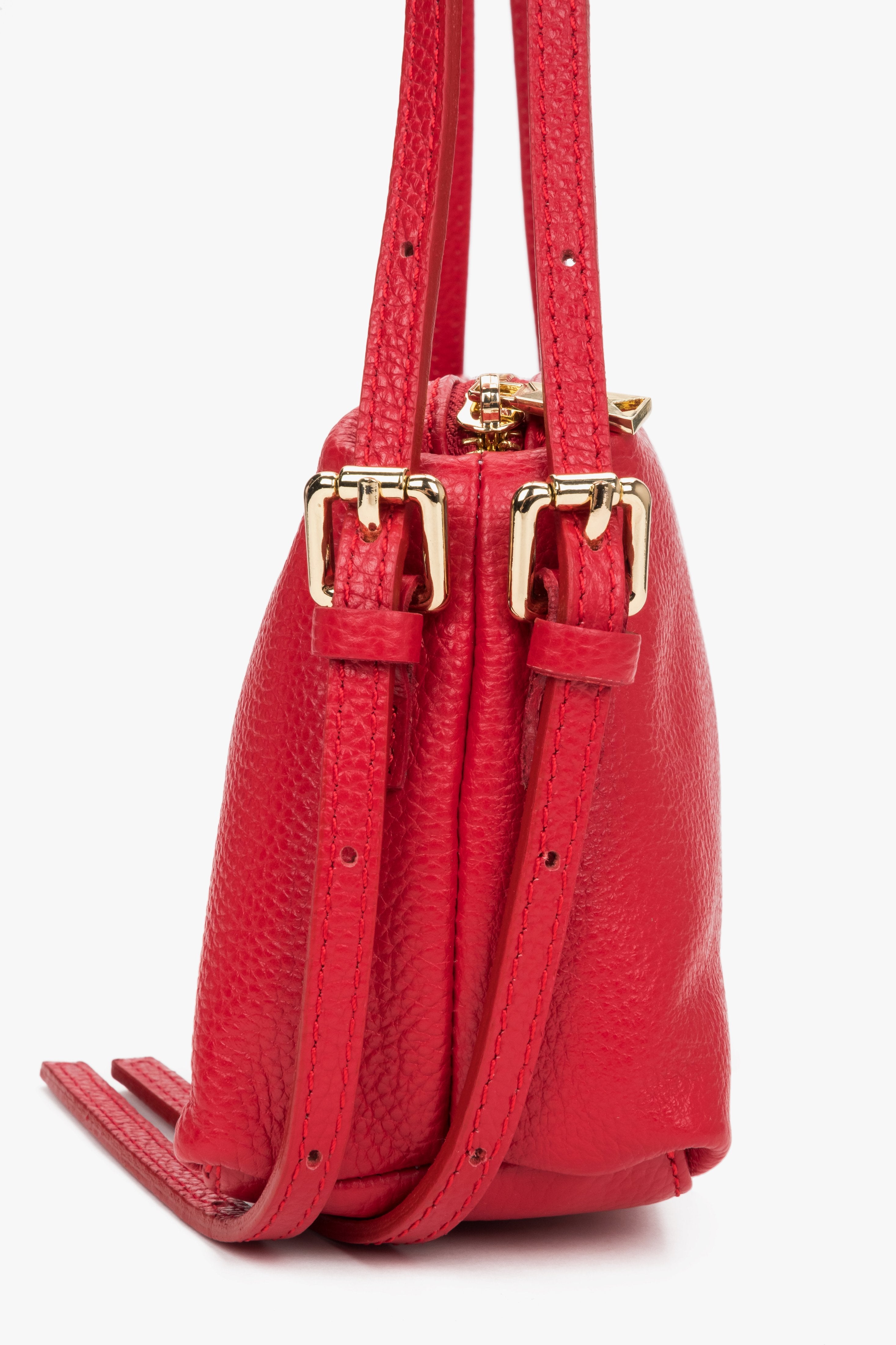 Elegant red women's shoulder bag made of premium Italian pebbled leather.
