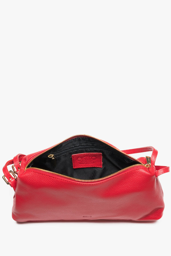 Oblong women's handbag in red made of natural Italian pebbled leather.