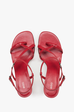 With a funnel heel, red women’s sandals with woven straps Estro.