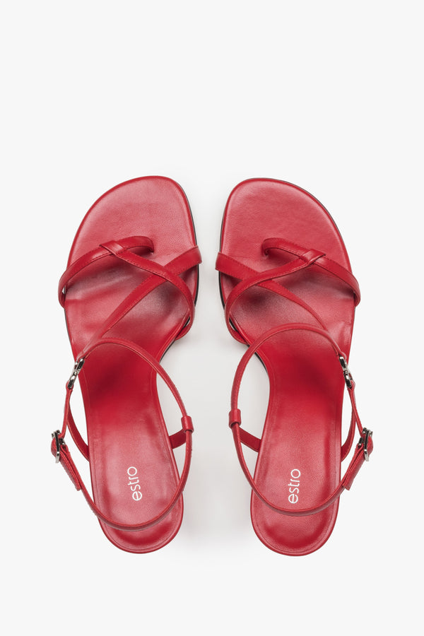 With a funnel heel, red women’s sandals with woven straps Estro.